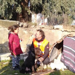 Ogün Kaptanoğlu Instagram - Zeynep ile birlikte arkadaşına elimizden geldiğince bir kulübe yaptık.. Dediğin gibi Zeynep, o da üşümesin yazık! O güzel kalbinden, yüzünden gülüşlerin  eksik olmasın çocuk 🌼