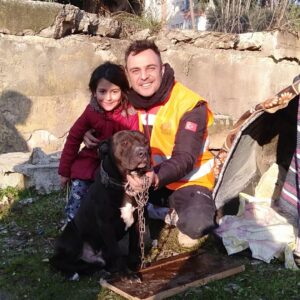 Ogün Kaptanoğlu Instagram - Zeynep ile birlikte arkadaşına elimizden geldiğince bir kulübe yaptık.. Dediğin gibi Zeynep, o da üşümesin yazık! O güzel kalbinden, yüzünden gülüşlerin  eksik olmasın çocuk 🌼