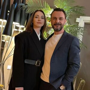 Ogün Kaptanoğlu Instagram - Canım Aslı'm ne mutlu bana bir arada olabildik, harika hatıralar biriktirdik, güzel günlere daima birlikte, sevgilerimle canım 🌼❤️⚓ @aslimavitan