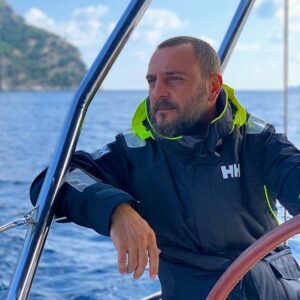 Ogün Kaptanoğlu Instagram - Gagayı kırdık, kanatları kopardık, gün ve gün iyileşiyorum. Şimdi demir alma zamanı, yolunuz güzel, iyi insanlara rast gelsin.