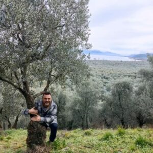 Ogün Kaptanoğlu Instagram - Yani öylesine ciddiye alacaksın ki yaşamayı, yetmişinde bile mesela, zeytin dikeceksin.
Nazım Hikmet Ran

Yeni, güzel başlangıçlar, yeni manzaramız ve zeytinlerimiz🌿