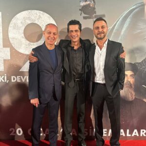 Ogün Kaptanoğlu Instagram - Bizim bilinmeyen hikayelerimiz. Gurur duydum biraderim. Etkileyici ve gerçek hikayemizi izlemenizi isterim, tüm ekibin eline sağlık. #49 #sinema

@ismailhaciogluofficial 👊🏽