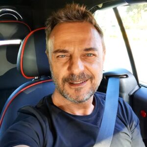 Ogün Kaptanoğlu Instagram - Her şey koca bir rezilliğin etrafında dönüp duruyor. Hepsi de memnun, böyle olması gerektiğinden eminler, ölene kadar bu şekilde devam etmeye razılar. Ama ben edemem.
Tolstoy