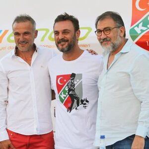 Ogün Kaptanoğlu Instagram - Karşıyaka' mıza ve camiamıza hayırlı olsun.. Birlikte güzel günlere yürüyoruz, Turgay başkanım ve ağabeylerime teşekkür ediyorum. 

@turgay_buyukkarc @aliyuceisik @ozerugur78 @atillagunes7 #karşıyaka @karsiyakask @kskfanzone