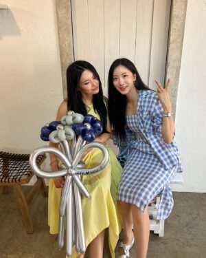 Oh Chae-yi Instagram - @ate_seongsu 
핫한 성수 브런치카페 다녀왔어요🫶🏻

@newg_gwenkang  언니처럼 너무나 상콤한 이곳💛
음식 분위기 모두 취저잖아!