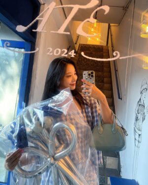 Oh Chae-yi Instagram - @ate_seongsu 
핫한 성수 브런치카페 다녀왔어요🫶🏻

@newg_gwenkang  언니처럼 너무나 상콤한 이곳💛
음식 분위기 모두 취저잖아!