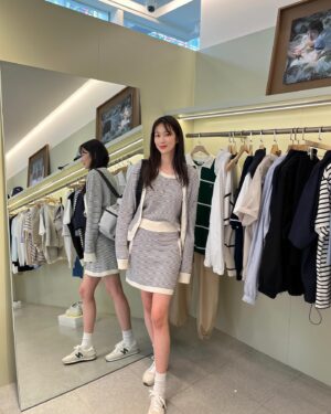 Oh Hye-won Instagram - 예쁘고 기분좋아지는 컬러로 가득한 @cloveclub 👒
#클로브 도산플래그십스토어 #clove