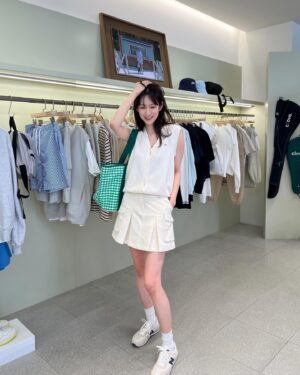 Oh Hye-won Instagram - 예쁘고 기분좋아지는 컬러로 가득한 @cloveclub 👒
#클로브 도산플래그십스토어 #clove