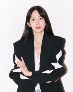 Oh Hye-won Instagram - 뉴프로필작업 thanks to🖤
hair @yyexxan0 
makeup @_____seoin 
style @l_seon_k25