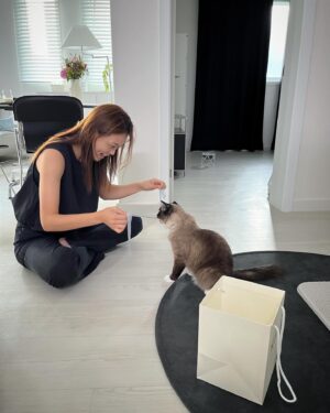 Oh Hye-won Instagram - 나의 첫 광고부터 지금까지, 늘 멋진 언니🩷
서로의 성장을 지켜봐 온 사람들이 있다는건 정말 감사한일이야
#ACDagency 화이팅🤍