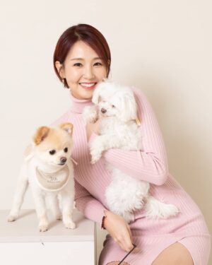 Oh Jung-yeon Instagram - 내 새꾸들 방송데뷔 기념샷 꺼내BOM🌸
#착한이 #보리 #가족 #가족사진 #happy_family #👩‍👧‍👦

#반려견 #반려견그램 #애견스타그램
#몰티즈 #포메라니안
#maltese #pomeranian