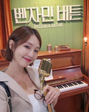 Oh Jung-yeon Instagram - 뮤지컬 <벤자민 버튼>🎙
햇빛도 쨍하고 하늘도 파랬던 날🌞🩵

첫 타이틀롤 맡은 성식이 응원하러 출동👉🏻 #김성식 #벤자식 
새로운 시도 디테일한 연출 배우들 열연❤️‍🔥
결말쯤 스윗스팟에 대한 감정선으로부터 교훈도 얻고-👍🏻

뮤지컬 <베르사유의 장미> 오늘 #식드레 첫공도 팟팅팟팅!💪🏻
@kimsungsik_official 

#뮤지컬 #벤자민버튼 #뮤지컬벤자민버튼 #🎙
#베르사유의장미 #뮤지컬베르사유의장미 #🌹