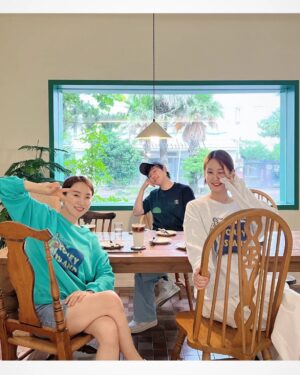 Oh Jung-yeon Instagram - 내가 제주집에 잠시 머물 계획을 세우면서부터
며칠이라도 함께 리프레시하자 한 우리 셋 #again2021🌴

각자 삶의 무게에 눌려 서로서로에게 한 번씩은 말도 안 되게 징징거렸을 때.. 그저 이해해주고 보듬어주고 기다려준 기억들 덕에 더욱더 단단해진 삼 남매👩‍👧‍👦

많이 보고, 많이 먹고, 많이 걷고, 많이 웃고, 많이 얘기하고...
이렇게 또 소나무처럼 튼튼한 추억 한다발 쌓아졌구먼유~😌🌳

#전영미 #김현수 #오정연 #우정 #우정스타그램 #friends #friendship #bettertogether #제주 #jeju #동백동산 #얼리블랙제주 #소호로제주 #홀리데이홀릭 #관덕정분식