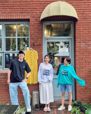 Oh Jung-yeon Instagram - 내가 제주집에 잠시 머물 계획을 세우면서부터
며칠이라도 함께 리프레시하자 한 우리 셋 #again2021🌴

각자 삶의 무게에 눌려 서로서로에게 한 번씩은 말도 안 되게 징징거렸을 때.. 그저 이해해주고 보듬어주고 기다려준 기억들 덕에 더욱더 단단해진 삼 남매👩‍👧‍👦

많이 보고, 많이 먹고, 많이 걷고, 많이 웃고, 많이 얘기하고...
이렇게 또 소나무처럼 튼튼한 추억 한다발 쌓아졌구먼유~😌🌳

#전영미 #김현수 #오정연 #우정 #우정스타그램 #friends #friendship #bettertogether #제주 #jeju #동백동산 #얼리블랙제주 #소호로제주 #홀리데이홀릭 #관덕정분식