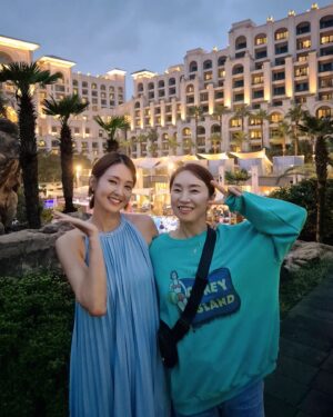 Oh Jung-yeon Instagram - 내가 제주집에 잠시 머물 계획을 세우면서부터
며칠이라도 함께 리프레시하자 한 우리 셋 #again2021🌴

각자 삶의 무게에 눌려 서로서로에게 한 번씩은 말도 안 되게 징징거렸을 때.. 그저 이해해주고 보듬어주고 기다려준 기억들 덕에 더욱더 단단해진 삼 남매👩‍👧‍👦

많이 보고, 많이 먹고, 많이 걷고, 많이 웃고, 많이 얘기하고...
이렇게 또 소나무처럼 튼튼한 추억 한다발 쌓아졌구먼유~😌🌳

#전영미 #김현수 #오정연 #우정 #우정스타그램 #friends #friendship #bettertogether #제주 #jeju #동백동산 #얼리블랙제주 #소호로제주 #홀리데이홀릭 #관덕정분식