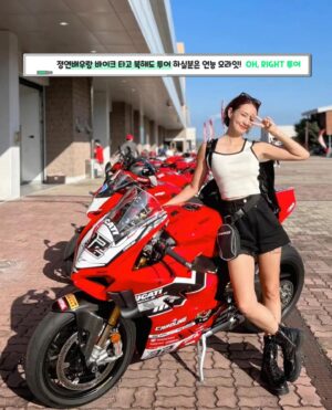 Oh Jung-yeon Instagram - 배에 바이크 싣고 갈 필요 없는, 편하게 비행기 타고 가는 바이크 투어가 있다🏍

아나운서 출신으로 프리 선언 후 방송과 연기, 본업 외에도 바이크와 스쿠버 다이빙, 축구 예능 활동 등 어려운 도전을 끊임없이 멋지게 이어가는 이가 있었으니👀

도전의 아이콘! 만능 엔터네이너 오정연!
올해부터는 'TTF(태백 트랙 페스티벌) R-lady컵'을 통해 모터사이클 선수로도 활약중인 그녀 볼수록 매력적인 그녀는 바이크를 통해 늘 새로운 세상과 만나고, 라이딩이 내면의 명상과 단단한 성찰의 계기가 된다고 말합니다. 

독보적인 매력의 배우 오정연과 함께 떠나는 북해도 바이크 투어라니, 세상에 이런 기회가 또 있을까란 생각이 마구 드는 "세상에 없던 여행"을 소개 합니다.

<OH, RIGHT 투어> : 오정연과 함께 함께하는 바이크 투어
여행지역 : 일본 북해도 중부 • 북부
여행기간 : 2024년 6월 20일 (금) ~ 6월 24일 (월) 4박5일 
모집인원 : 선착순 마감
* 본 여행은 <2종 소형 면허> 소지자만 신청하실 수 있습니다.
*자세한 내용은 하단의 링크를 참조해주세요.
📎https://wetravel.co.kr/shop_view/?idx=103

@당장2종소형면허부터따야겠다2기도열어주세욧
-
📷@jungyeon.oh @wetravel_insta
✒️ edit by. ZAT