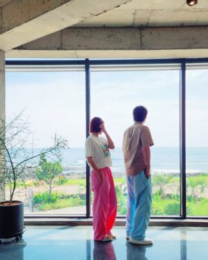 Oh Jung-yeon Instagram - 내가 제주집에 잠시 머물 계획을 세우면서부터
며칠이라도 함께 리프레시하자 한 우리 셋 #again2021🌴

각자 삶의 무게에 눌려 서로서로에게 한 번씩은 말도 안 되게 징징거렸을 때.. 그저 이해해주고 보듬어주고 기다려준 기억들 덕에 더욱더 단단해진 삼 남매👩‍👧‍👦

많이 보고, 많이 먹고, 많이 걷고, 많이 웃고, 많이 얘기하고...
이렇게 또 소나무처럼 튼튼한 추억 한다발 쌓아졌구먼유~😌🌳

#전영미 #김현수 #오정연 #우정 #우정스타그램 #friends #friendship #bettertogether #제주 #jeju #동백동산 #얼리블랙제주 #소호로제주 #홀리데이홀릭 #관덕정분식