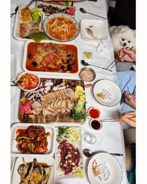 Oh Jung-yeon Instagram - 내가 제주집에 잠시 머물 계획을 세우면서부터
며칠이라도 함께 리프레시하자 한 우리 셋 #again2021🌴

각자 삶의 무게에 눌려 서로서로에게 한 번씩은 말도 안 되게 징징거렸을 때.. 그저 이해해주고 보듬어주고 기다려준 기억들 덕에 더욱더 단단해진 삼 남매👩‍👧‍👦

많이 보고, 많이 먹고, 많이 걷고, 많이 웃고, 많이 얘기하고...
이렇게 또 소나무처럼 튼튼한 추억 한다발 쌓아졌구먼유~😌🌳

#전영미 #김현수 #오정연 #우정 #우정스타그램 #friends #friendship #bettertogether #제주 #jeju #동백동산 #얼리블랙제주 #소호로제주 #홀리데이홀릭 #관덕정분식