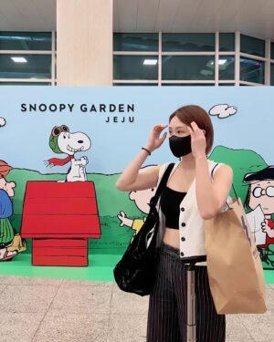 Oh Jung-yeon Instagram - 오랜만이야, 제주🌴

#무지개야🌈 넘넘 반가워😍
#관덕정분식 진쨔 맛있자낭🫢

👕 vest by @saturdayclub 🤍