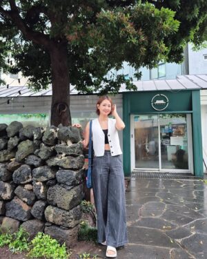 Oh Jung-yeon Instagram - 오랜만이야, 제주🌴

#무지개야🌈 넘넘 반가워😍
#관덕정분식 진쨔 맛있자낭🫢

👕 vest by @saturdayclub 🤍
