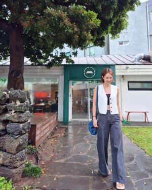 Oh Jung-yeon Instagram - 오랜만이야, 제주🌴

#무지개야🌈 넘넘 반가워😍
#관덕정분식 진쨔 맛있자낭🫢

👕 vest by @saturdayclub 🤍