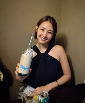 Oh Jung-yeon Instagram - 애주가들 사이 나홀로 꿋꿋이 사이다💚

술알못지만 예쁜 술병은 못참는 나😆
집에 델꼬와 꽃병으로~!!🍾💐👍🏻

👕: dress by @saturdayclub #saturdayclub 💙
🍱: @sakabar_dandan #사카바단단 #여의도맛집