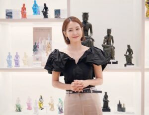 Oh Jung-yeon Instagram - 나에게 온 보물, 뮷즈✨

올해도 국립박물관 굿즈 브랜드 '뮷즈' 홍보대사로 함께 합니다🥰 @muds_museumgoods
4년째 저와 동행하는 사이 더욱 힙하고 트렌디해진 뮷즈는 
'가장 한국적인 것이 가장 세계적인 것이다'라는 말을 증명하듯
우리 국민들에게는 물론이고 각국의 외국인들에게도 큰 사랑을 받는 브랜드로 성장했습니다!🤟🏻

그간 여러분이 보내주신 큰 사랑과 관심에 감사드리며,
앞으로도 국립중앙박물관과 뮷즈의 행보에 많은 응원 부탁드리겠습니다🙂🧡 

#뮷즈 #MUDS #오정연 #홍보대사오정연
#국립중앙박물관 #nationalmusiumofkorea
#전통 #레트로 #힙트레디션 #hiptradition #가장한국적인것이가장세계적인것이다