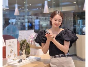 Oh Jung-yeon Instagram - 나에게 온 보물, 뮷즈✨

올해도 국립박물관 굿즈 브랜드 '뮷즈' 홍보대사로 함께 합니다🥰 @muds_museumgoods
4년째 저와 동행하는 사이 더욱 힙하고 트렌디해진 뮷즈는 
'가장 한국적인 것이 가장 세계적인 것이다'라는 말을 증명하듯
우리 국민들에게는 물론이고 각국의 외국인들에게도 큰 사랑을 받는 브랜드로 성장했습니다!🤟🏻

그간 여러분이 보내주신 큰 사랑과 관심에 감사드리며,
앞으로도 국립중앙박물관과 뮷즈의 행보에 많은 응원 부탁드리겠습니다🙂🧡 

#뮷즈 #MUDS #오정연 #홍보대사오정연
#국립중앙박물관 #nationalmusiumofkorea
#전통 #레트로 #힙트레디션 #hiptradition #가장한국적인것이가장세계적인것이다