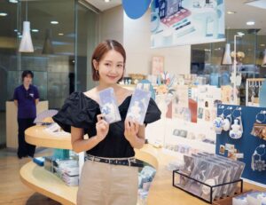 Oh Jung-yeon Instagram - 나에게 온 보물, 뮷즈✨

올해도 국립박물관 굿즈 브랜드 '뮷즈' 홍보대사로 함께 합니다🥰 @muds_museumgoods
4년째 저와 동행하는 사이 더욱 힙하고 트렌디해진 뮷즈는 
'가장 한국적인 것이 가장 세계적인 것이다'라는 말을 증명하듯
우리 국민들에게는 물론이고 각국의 외국인들에게도 큰 사랑을 받는 브랜드로 성장했습니다!🤟🏻

그간 여러분이 보내주신 큰 사랑과 관심에 감사드리며,
앞으로도 국립중앙박물관과 뮷즈의 행보에 많은 응원 부탁드리겠습니다🙂🧡 

#뮷즈 #MUDS #오정연 #홍보대사오정연
#국립중앙박물관 #nationalmusiumofkorea
#전통 #레트로 #힙트레디션 #hiptradition #가장한국적인것이가장세계적인것이다