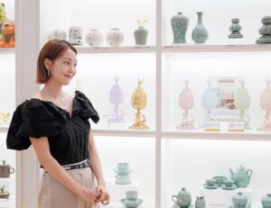 Oh Jung-yeon Instagram - 나에게 온 보물, 뮷즈✨

올해도 국립박물관 굿즈 브랜드 '뮷즈' 홍보대사로 함께 합니다🥰 @muds_museumgoods
4년째 저와 동행하는 사이 더욱 힙하고 트렌디해진 뮷즈는 
'가장 한국적인 것이 가장 세계적인 것이다'라는 말을 증명하듯
우리 국민들에게는 물론이고 각국의 외국인들에게도 큰 사랑을 받는 브랜드로 성장했습니다!🤟🏻

그간 여러분이 보내주신 큰 사랑과 관심에 감사드리며,
앞으로도 국립중앙박물관과 뮷즈의 행보에 많은 응원 부탁드리겠습니다🙂🧡 

#뮷즈 #MUDS #오정연 #홍보대사오정연
#국립중앙박물관 #nationalmusiumofkorea
#전통 #레트로 #힙트레디션 #hiptradition #가장한국적인것이가장세계적인것이다