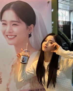 Oh Se-young Instagram - 21살 학교앞에 찜닭집 알바로 만나서 
가까이든 멀리서든 힘들 때든 좋을 때든 
나의 배우생활을 응원해주구 지지해주는 칭구들!
덕분에 기 살구 넘 행복했다..
♥️해 나으 세명의 미혼 칭긔들🐔
