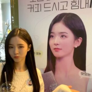 Oh Se-young Instagram - 21살 학교앞에 찜닭집 알바로 만나서 
가까이든 멀리서든 힘들 때든 좋을 때든 
나의 배우생활을 응원해주구 지지해주는 칭구들!
덕분에 기 살구 넘 행복했다..
♥️해 나으 세명의 미혼 칭긔들🐔