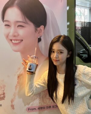 Oh Se-young Instagram - 21살 학교앞에 찜닭집 알바로 만나서 
가까이든 멀리서든 힘들 때든 좋을 때든 
나의 배우생활을 응원해주구 지지해주는 칭구들!
덕분에 기 살구 넘 행복했다..
♥️해 나으 세명의 미혼 칭긔들🐔