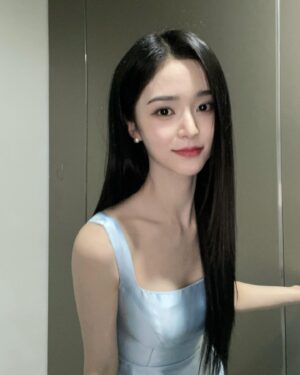 Oh Se-young Instagram - 👗💙

@kim.rmi 언니덕에 이쁜 드레스입고 룰루 ~
@ouioui_seonhye 
@sming_g 
언니들 저 드디어 사진 올려요 힛🫶🏻

숨쉬기 힘들었지만 예뻤던 ...☺️
이제 오늘이 70부다.. 많이 왔다.. 캬