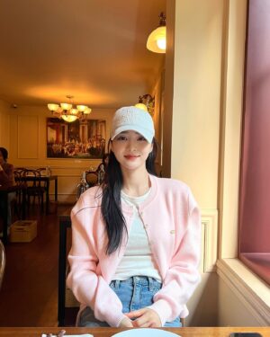 Oh Se-young Instagram - 맛있는 거 잔뜩 먹구 신남🌸