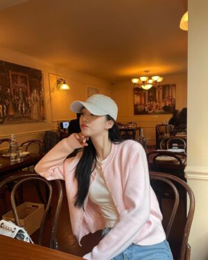 Oh Se-young Instagram - 맛있는 거 잔뜩 먹구 신남🌸