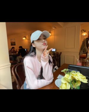 Oh Se-young Instagram - 맛있는 거 잔뜩 먹구 신남🌸