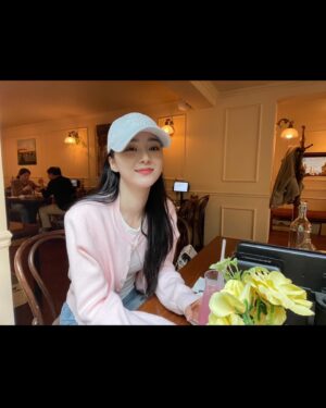 Oh Se-young Instagram - 맛있는 거 잔뜩 먹구 신남🌸