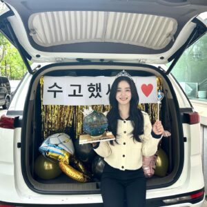 Oh Se-young Instagram - 세란의 마지막 컷 찍고 
마지막 촬영 인사하며 소감이 어떠냐 물으실 때 
끝나는 게 실감이 안난다 마냥 해맑았었는데
차에 꾸며주신 홍보팀 이벤트에 결국 눈물이 터져버렸다....
광광..... 그것도 아주 아주 서럽게 ...
😭

진짜 진짜 ...고맙고 ..감사하고 ..미안하고... 이상하고 ..애틋하고..
아직도 백프로 실감나진 않지만...!
곁에서 기나긴 여정 함께해 준 모두..(나 포함..)
저어어엉말 많이 수고했세영! 고생했세란!!!!
오늘로써, 소중하고 특별한 작품이었던
세번째 결혼! 
촬영 끄읕!!!♥️
끝까지 많시부 만관부 만사부..!!!!♥️