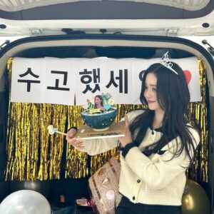 Oh Se-young Instagram - 세란의 마지막 컷 찍고 
마지막 촬영 인사하며 소감이 어떠냐 물으실 때 
끝나는 게 실감이 안난다 마냥 해맑았었는데
차에 꾸며주신 홍보팀 이벤트에 결국 눈물이 터져버렸다....
광광..... 그것도 아주 아주 서럽게 ...
😭

진짜 진짜 ...고맙고 ..감사하고 ..미안하고... 이상하고 ..애틋하고..
아직도 백프로 실감나진 않지만...!
곁에서 기나긴 여정 함께해 준 모두..(나 포함..)
저어어엉말 많이 수고했세영! 고생했세란!!!!
오늘로써, 소중하고 특별한 작품이었던
세번째 결혼! 
촬영 끄읕!!!♥️
끝까지 많시부 만관부 만사부..!!!!♥️
