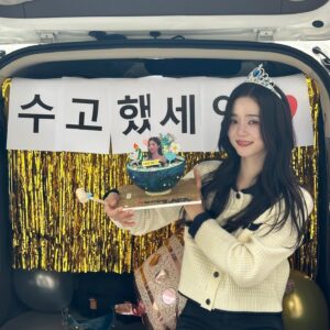 Oh Se-young Instagram - 세란의 마지막 컷 찍고 
마지막 촬영 인사하며 소감이 어떠냐 물으실 때 
끝나는 게 실감이 안난다 마냥 해맑았었는데
차에 꾸며주신 홍보팀 이벤트에 결국 눈물이 터져버렸다....
광광..... 그것도 아주 아주 서럽게 ...
😭

진짜 진짜 ...고맙고 ..감사하고 ..미안하고... 이상하고 ..애틋하고..
아직도 백프로 실감나진 않지만...!
곁에서 기나긴 여정 함께해 준 모두..(나 포함..)
저어어엉말 많이 수고했세영! 고생했세란!!!!
오늘로써, 소중하고 특별한 작품이었던
세번째 결혼! 
촬영 끄읕!!!♥️
끝까지 많시부 만관부 만사부..!!!!♥️