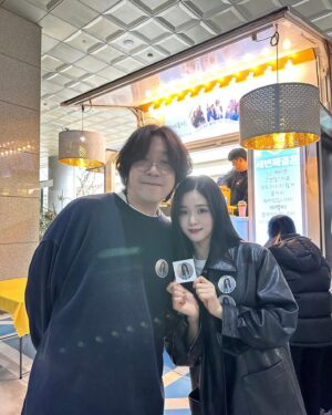 Oh Se-young Instagram - 입무거운 매니져 경미와의 합작으로 서프라이즈 성공시킨 나으 징생로랑,,, 
진짜 생각지도 못했고 처음 딱 커피차보고 왈칵 눈물났는데 다행히 눈물셀카는 참았어
언니야 날 감동시키고 싶었다면 너무나도 200프로 성공이고 진짜 진짜 고맙고 (지금도 잘하지만) 내가더 더더 잘할께!!!!!!!! 헷😘 사당해 김지은♥️