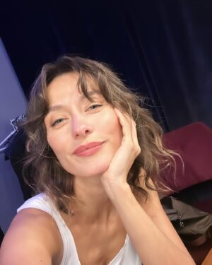 Olcay Yusufoğlu Instagram - Oyun öncesi/sonrası ben, geleceğin hukukçuları ve çiçeğimin içinden çıkan not ♥️
Dün yine çok güzeldi #primafacieplay