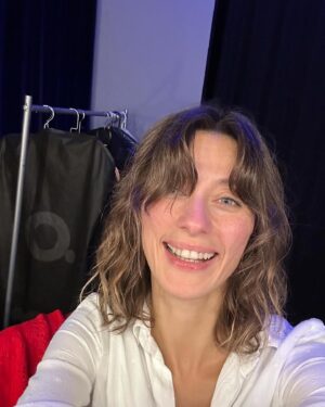 Olcay Yusufoğlu Instagram - Oyun öncesi/sonrası ben, geleceğin hukukçuları ve çiçeğimin içinden çıkan not ♥️
Dün yine çok güzeldi #primafacieplay