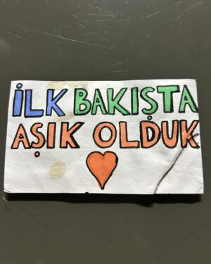 Olcay Yusufoğlu Instagram - Oyun öncesi/sonrası ben, geleceğin hukukçuları ve çiçeğimin içinden çıkan not ♥️
Dün yine çok güzeldi #primafacieplay