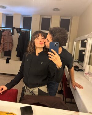 Olcay Yusufoğlu Instagram - Ne #nisan ayıydı ama
Kavuştuk, ayrıldık, tekrar kavuştuk, alp oynadı, ben oynadım, çalıştım, ankara, istanbul, yollar, havalimanları, set, kulisler, tekrar kavuştuk. Sonunda hep kavuşma olsun🤍