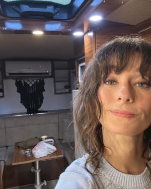 Olcay Yusufoğlu Instagram - Ne #nisan ayıydı ama
Kavuştuk, ayrıldık, tekrar kavuştuk, alp oynadı, ben oynadım, çalıştım, ankara, istanbul, yollar, havalimanları, set, kulisler, tekrar kavuştuk. Sonunda hep kavuşma olsun🤍