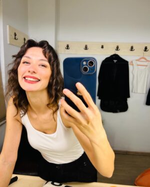 Olcay Yusufoğlu Instagram - Ne #nisan ayıydı ama
Kavuştuk, ayrıldık, tekrar kavuştuk, alp oynadı, ben oynadım, çalıştım, ankara, istanbul, yollar, havalimanları, set, kulisler, tekrar kavuştuk. Sonunda hep kavuşma olsun🤍