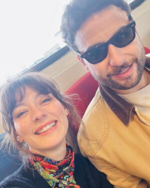 Olcay Yusufoğlu Instagram - Ne #nisan ayıydı ama
Kavuştuk, ayrıldık, tekrar kavuştuk, alp oynadı, ben oynadım, çalıştım, ankara, istanbul, yollar, havalimanları, set, kulisler, tekrar kavuştuk. Sonunda hep kavuşma olsun🤍