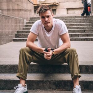 Oleg Gaas Instagram - "Мода проходит, стиль остаётся" 

Мода и стиль — понятия, которые нельзя разделить. Они взаимодополняют друг друга. Мода призвана развивать вкус, а вкус позволяет определить собственный стиль. Стиль — это то, что мы ищем, пытаясь быть модными. Основная разница в том, что мода в одежде, а стиль в человеке, который носит эту одежду. Иногда в погоне за модой мы забываем о собственной индивидуальности. 

Мою индивидуальность, помогает подчёркивать @braun_global! К слову, 
@braun_global празднует в этом году свой столетний юбилей. Компания развивается целый век. За сто лет мода менялась неоднократно. Что-то успело выйти из моды и снова вернуться. Заходите на сайт @braun_global и вдохновляйтесь самыми популярными стилями за 100 лет!

У меня приятными воспоминаниями отложилась мода 2000-ых. Это то время, которое впитало в себя разнообразие стилей. В нулевых многие рэперы повлияли на моду, создав собственные линии одежды, в том числе Jay-Z, Diddy, Nelly и 50 Cent. Во многих из них использовались мешковатые джинсы, длинные футболки, спортивные майки, велюровые костюмы, жакеты с капюшоном и жилетки в паре с головными повязками. 
Думаю, что в скором времени, мы к этому вернёмся. 

Напишите в комментариях, какой стиль за последние 100лет вам больше всего нравится!😉
Фото: @vladimir.myshkin 
 @braun_global @braunrussia
#Braun100Years #100YearsofStyle #ad